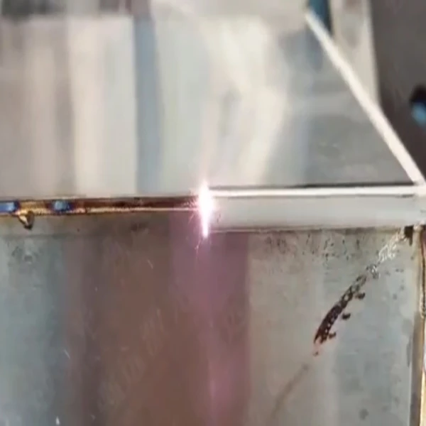 Máquina de limpeza a laser para costura de solda